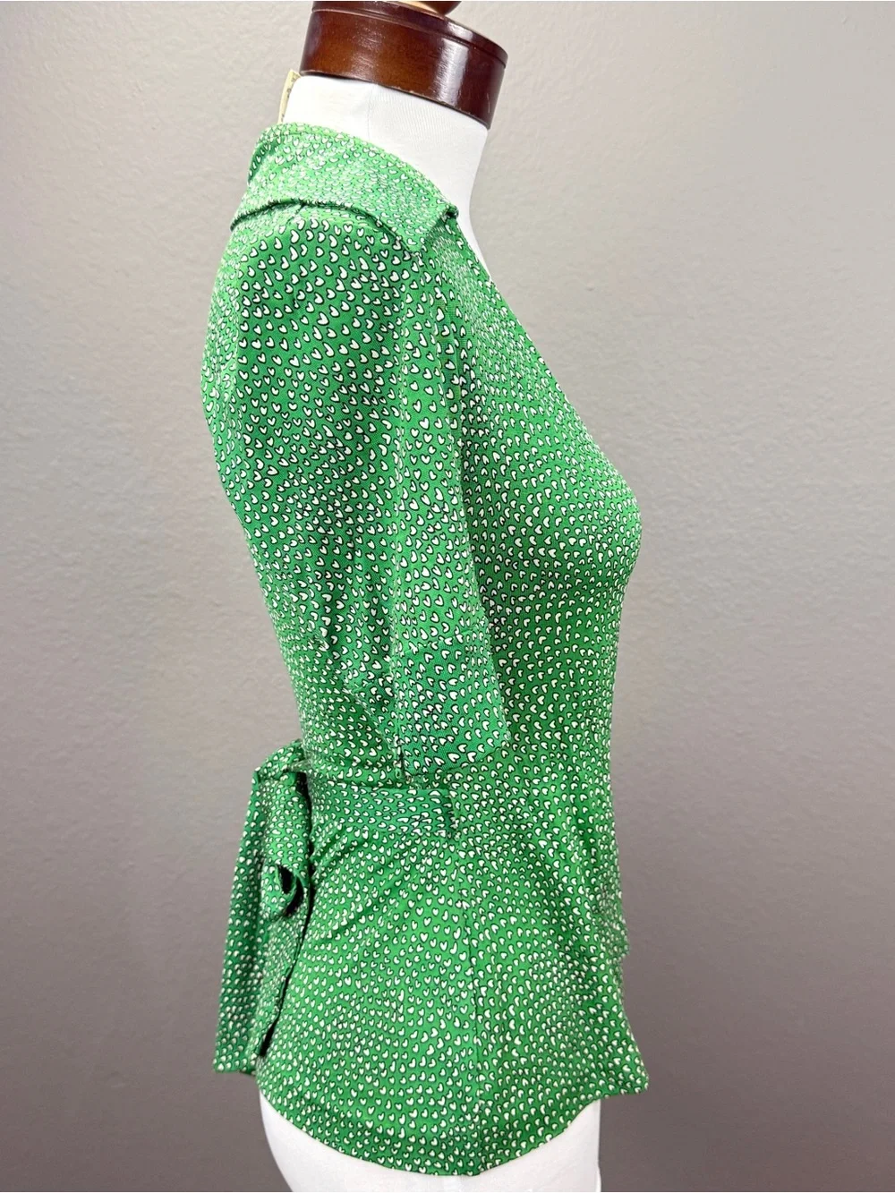 Diane von Furstenberg Vintage Justin Wrap Top Green Hearts Print Silk Sz 4